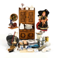 Jugendstil-Küchenbuffet, Trachtenpuppe und Zubehör für die Puppenstube.