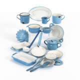 Blaues Emailzubehör für die Puppenküche. Ca. 17 Teile. - photo 1