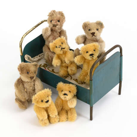 Blechbett und 7 Miniatur-Teddys. Steiff & Schuco. - фото 1