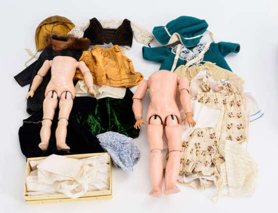 2 Puppenkörper und alte Kleidung. - photo 1