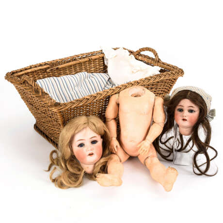 Toddlerkörper und 2 Puppenköpfe in altem Weidenkorb. - Foto 1