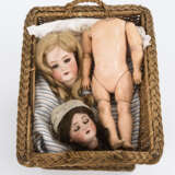 Toddlerkörper und 2 Puppenköpfe in altem Weidenkorb. - photo 2