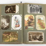 Postkartenalbum mit ca. 267 Kitsch- und Kunstkarten. - photo 2