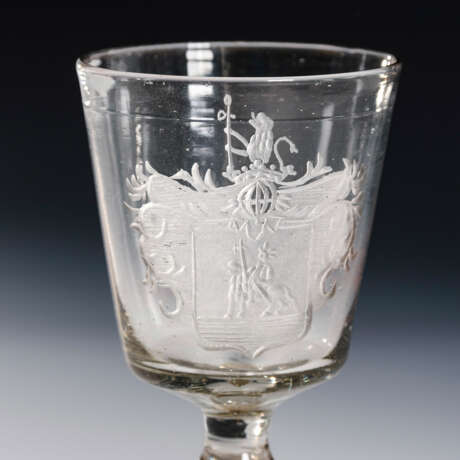 Barockes Kelchglas mit Wappen. - Foto 2