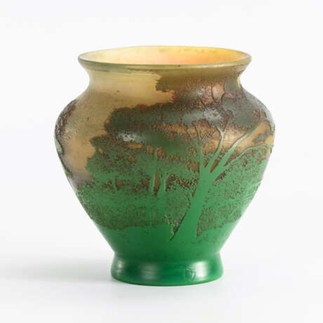 Jugendstil-Vase mit Landschaftsdekor. - фото 1