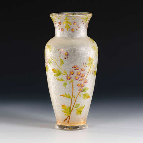 Jugendstil-Vase mit Blumendekor. Baccarat. - photo 1