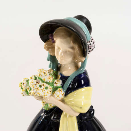 Stehendes Biedermeier-Mädchen mit Schutenhut und Blumenstrauß. Wiener Manufaktur Friedrich Goldsche - фото 2