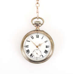 Silberne Taschenuhr mit silberner Uhrenkette. Numa Gagnebin.