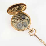 Goldene Taschenuhr an goldener Uhrenkette. - Foto 3