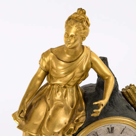 Bronze-Pendule mit Dianafigur. - фото 2