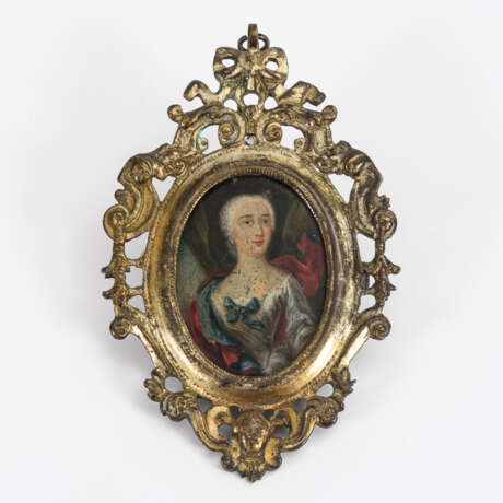 Barocke Miniatur: Höfisches Damenbildnis auf Silberplatte im Bronzerahmen. - фото 1