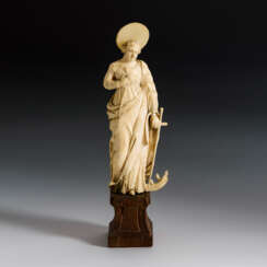 Elfenbein-Figur: Heilige Katharina. Elfenbein-Figur: Heilige Katharina.