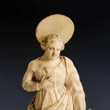 Elfenbein-Figur: Heilige Katharina. - фото 2