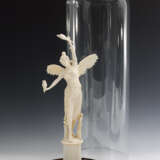 Sehr große Elfenbein-Figur unter Glasglocke: Allegorie der Weisheit. - photo 1