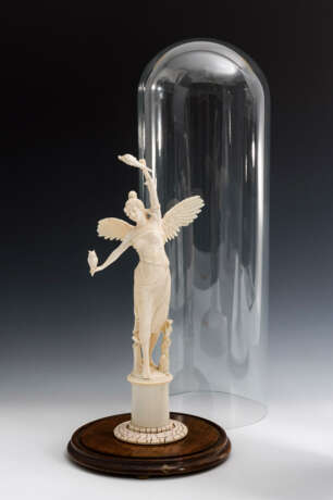 Sehr große Elfenbein-Figur unter Glasglocke: Allegorie der Weisheit. - фото 1