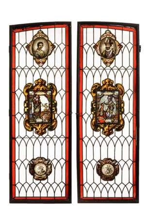 Paar große Bleiglasfenster im Renaissance-Stil. - photo 1