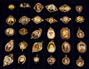 Mixed lot of 30 photo brooches / pendants around 1900/1920 in a case.