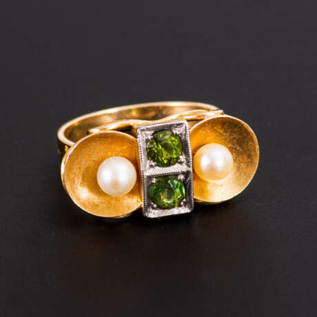 Ring mit Zuchtperlen und grünen Steinen. - photo 1