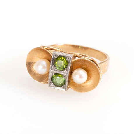 Ring mit Zuchtperlen und grünen Steinen. - photo 2