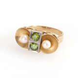 Ring mit Zuchtperlen und grünen Steinen. - photo 2