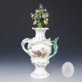 Barock-Tafelaufsatz: Vase mit plastischem Blumenbukett. Meissen. - photo 1