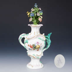 Barock-Tafelaufsatz: Vase mit plastischem Blumenbukett. Meissen.