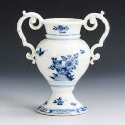 Vase mit Blaumalerei. Meissen.