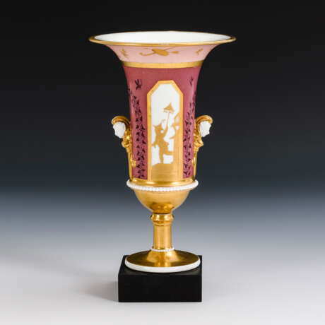 Vase mit Chinoiseriemalerei und Marmorplinthe. Frankreich. - Foto 2