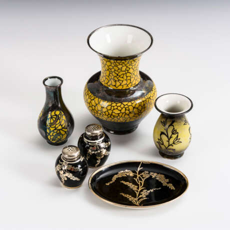 3 Vasen und Gewürzgarnitur mit Silberauflage. - photo 1