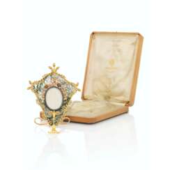 A JEWELLED THREE-COLOUR GOLD AND MOSS AGATE PHOTOGRAPH FRAME