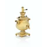 A GOLD TABLE LIGHTER IN THE FORM OF A MINIATURE SAMOVAR - Foto 1