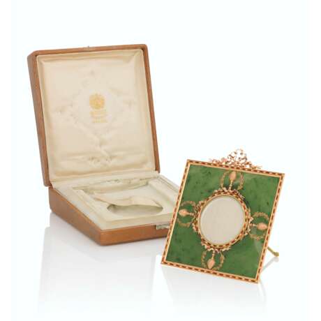 A TWO-COLOUR GOLD-MOUNTED, ENAMEL AND NEPHRITE PHOTOGRAPH FRAME - фото 1
