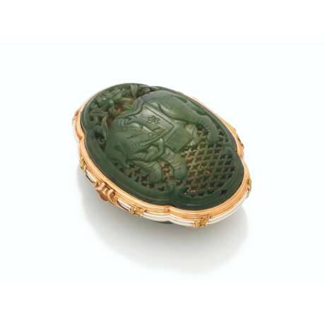 A GOLD-MOUNTED, ENAMEL AND NEPHRITE COMPACT - фото 1