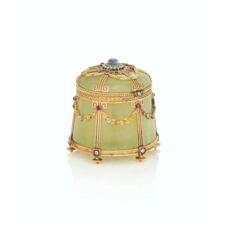 A JEWELLED AND VARICOLOUR GOLD-MOUNTED BOWENITE GUM-POT - Foto 1