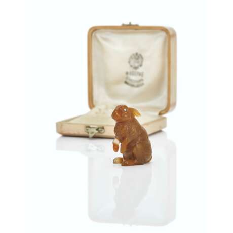 A JEWELLED AGATE MODEL OF A RABBIT - photo 1