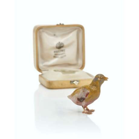 A JEWELLED AND GOLD-MOUNTED AGATE MODEL OF A DUCKLING - фото 1