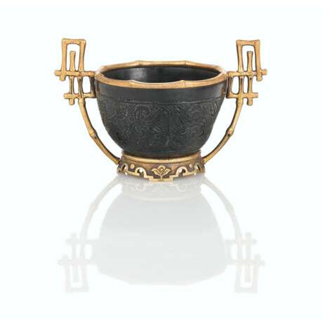 A SILVER-GILT MOUNTED HARDSTONE BOWL - фото 1