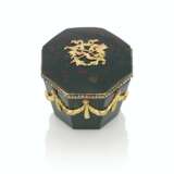 A JEWELLED, TWO-COLOUR GOLD-MOUNTED BLOODSTONE BONBONNI&#200;RE - Foto 1