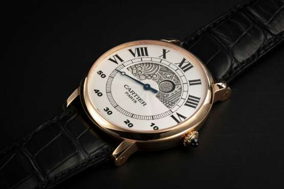 CARTIER, ROTONDE JOUR ET NUIT, A GOLD WRISTWATCH WITH HAND-ENGRAVED DAY AND NIGHT DISPLAY AND RETROGRADE MINUTES HAND - Foto 1