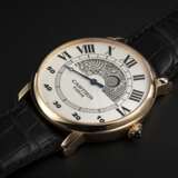 CARTIER, ROTONDE JOUR ET NUIT, A GOLD WRISTWATCH WITH HAND-ENGRAVED DAY AND NIGHT DISPLAY AND RETROGRADE MINUTES HAND - фото 1