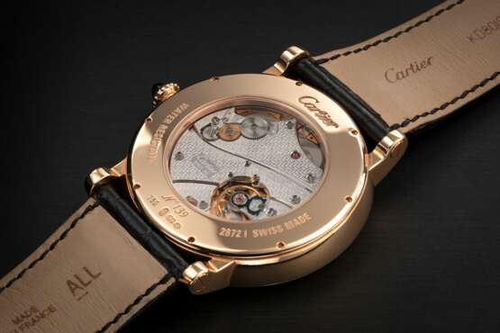 CARTIER, ROTONDE JOUR ET NUIT, A GOLD WRISTWATCH WITH HAND-ENGRAVED DAY AND NIGHT DISPLAY AND RETROGRADE MINUTES HAND - Foto 2