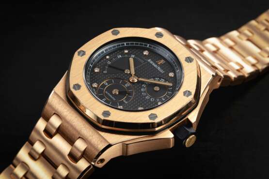 AUDEMARS PIGUET, ROYAL OAK OFFSHORE HONG KONG EDITION REF. 25970OR, A LIMITED EDITION GOLD DUAL-TIME WRISTWATCH - фото 1