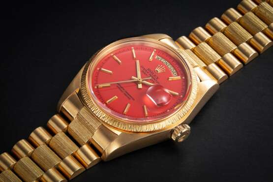 ROLEX, DAY-DATE REF. 1807, A GOLD AUTOMATIC WRISTWATCH WITH CORAL STELLA LACQUER DIAL - фото 1