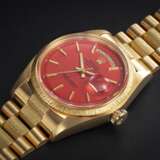 ROLEX, DAY-DATE REF. 1807, A GOLD AUTOMATIC WRISTWATCH WITH CORAL STELLA LACQUER DIAL - фото 1