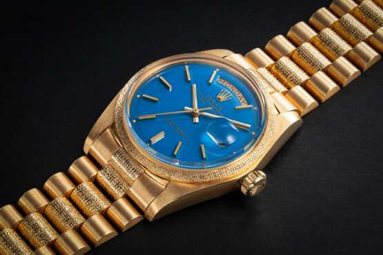ROLEX, DAY-DATE REF. 1811, A GOLD AUTOMATIC WRISTWATCH WITH BLUE STELLA LACQUER DIAL - Foto 1