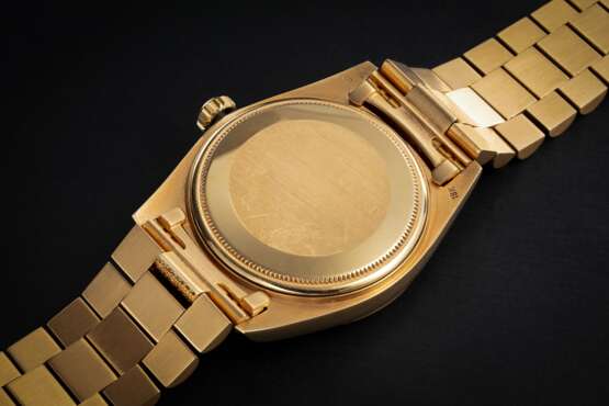 ROLEX, DAY-DATE REF. 1811, A GOLD AUTOMATIC WRISTWATCH WITH BLUE STELLA LACQUER DIAL - Foto 2