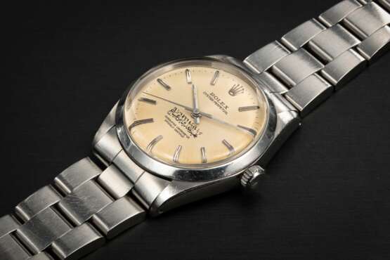 ROLEX, OYSTER PERPETUAL REF. 1002, A STEEL AUTOMATIC WRISTWATCH WITH SIGNATURE OF SHEIKH ABDULLAH AL-JABER AL-SABAH - Foto 1