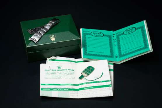 ROLEX, OYSTER PERPETUAL REF. 1002, A STEEL AUTOMATIC WRISTWATCH WITH SIGNATURE OF SHEIKH ABDULLAH AL-JABER AL-SABAH - Foto 3