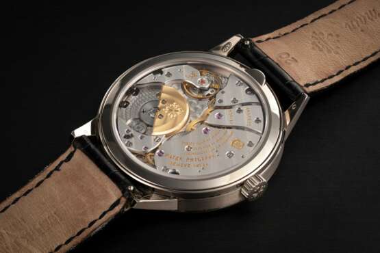 PATEK PHILIPPE, REF. 5235G, A GOLD AUTOMATIC ANNUAL CALENDAR WRISTWATCH WITH REGULATOR-STYLE DIAL - photo 2