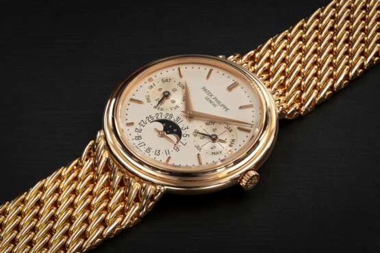 PATEK PHILIPPE, REF. 3945/1, A GOLD AUTOMATIC PERPETUAL CALENDAR WRISTWATCH WITH INTEGRATED BRACELET - фото 1